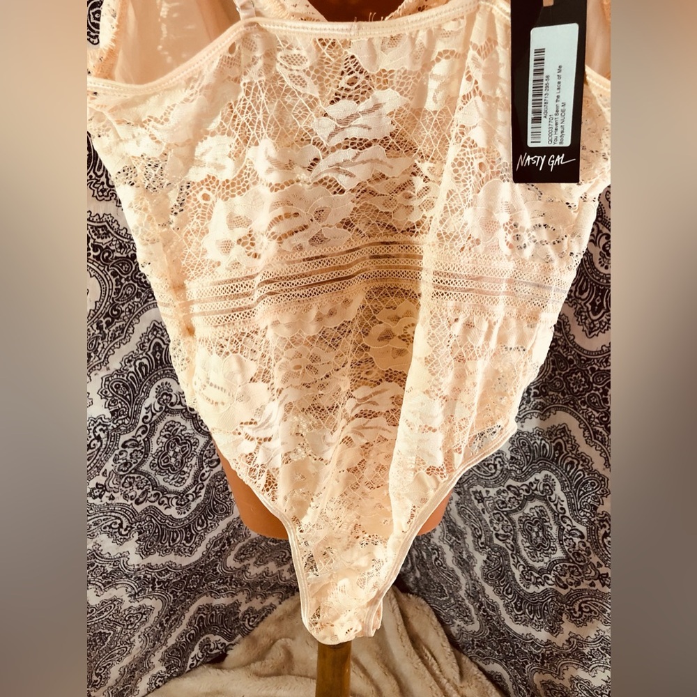 NASTYGAL•NWT•LACE BODYSUIT•BEIGE•SIZE-M - Picture 4 of 10